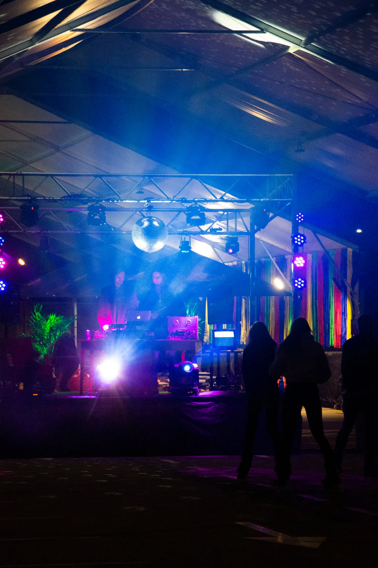 Renginys su sceniniu apšvietimu ir disco ball